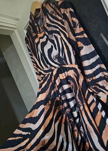 Zebra Desenli Uzun Kahverengi Elbise - Görsel 4