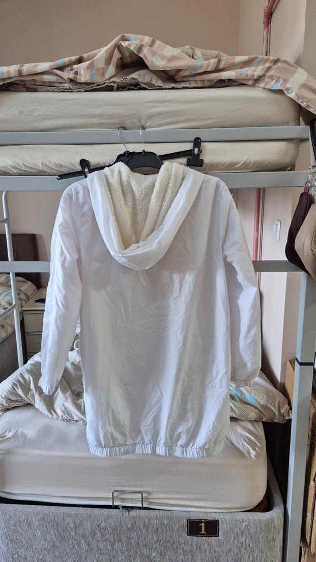 Gri Kapüşonlu Beyaz Kadın yağmurluk ceket - Görsel 3