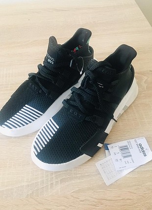 Adidas spor ayakkabısı