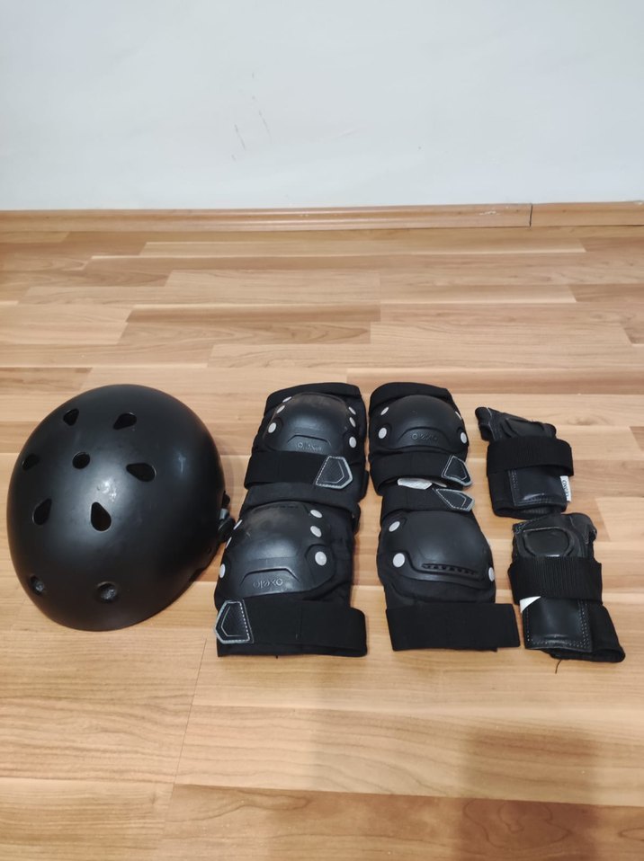 Siyah scooter-paten Diz Koruyucu ve kask- Cırtlı - Görsel 5