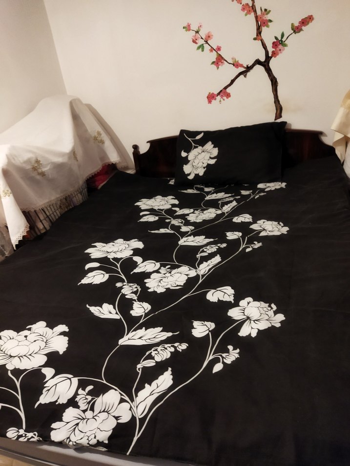 Siyah çiçek desenli nevresim ve 2adet yastik - Görsel 3