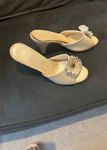 Çiçek Detaylı Beyaz Stiletto Terlik