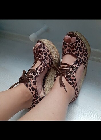 Dolgu topuk leopar 