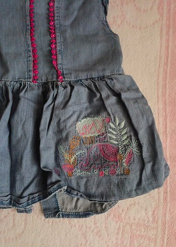 Nakışlı Fırfırlı Kız Kot Elbise - Görsel 2