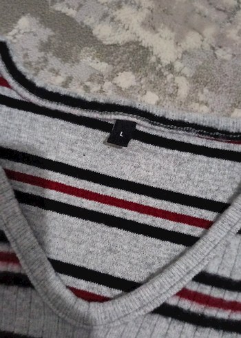 V Yaka Çizgili Gri Triko Kadın Kazak - Görsel 3