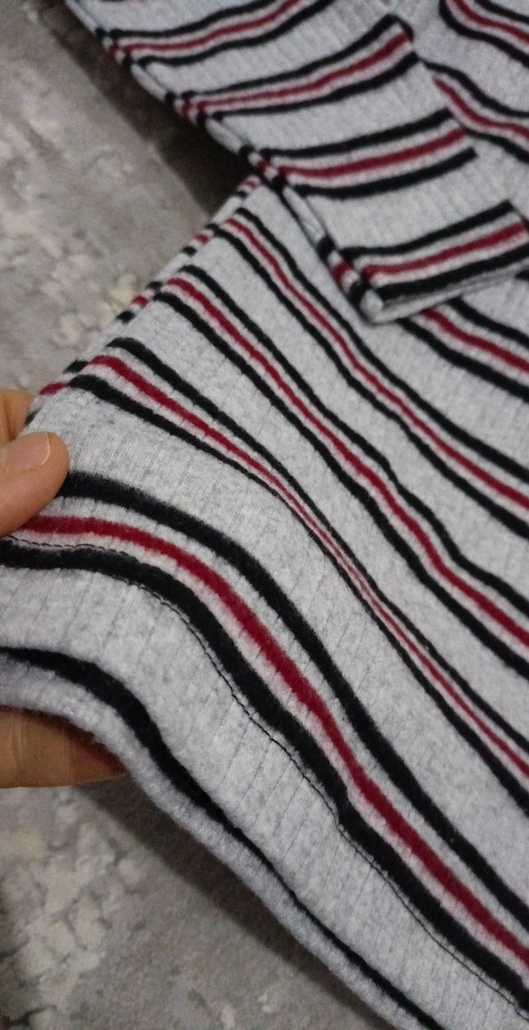 V Yaka Çizgili Gri Triko Kadın Kazak - Görsel 4