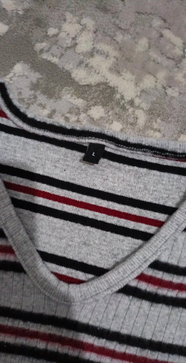 V Yaka Çizgili Gri Triko Kadın Kazak - Görsel 3