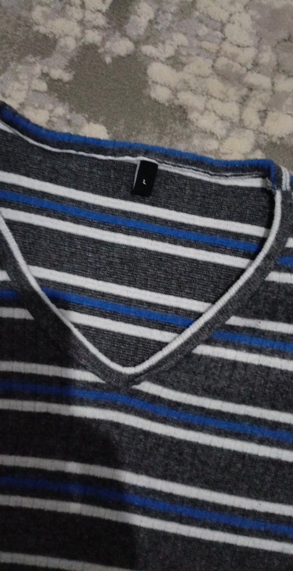 V Yaka Gri Çizgili Kadın Triko - Görsel 2