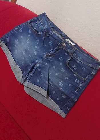 Düğmeli Çiçek Desenli Mini Jean Şort - Görsel 2