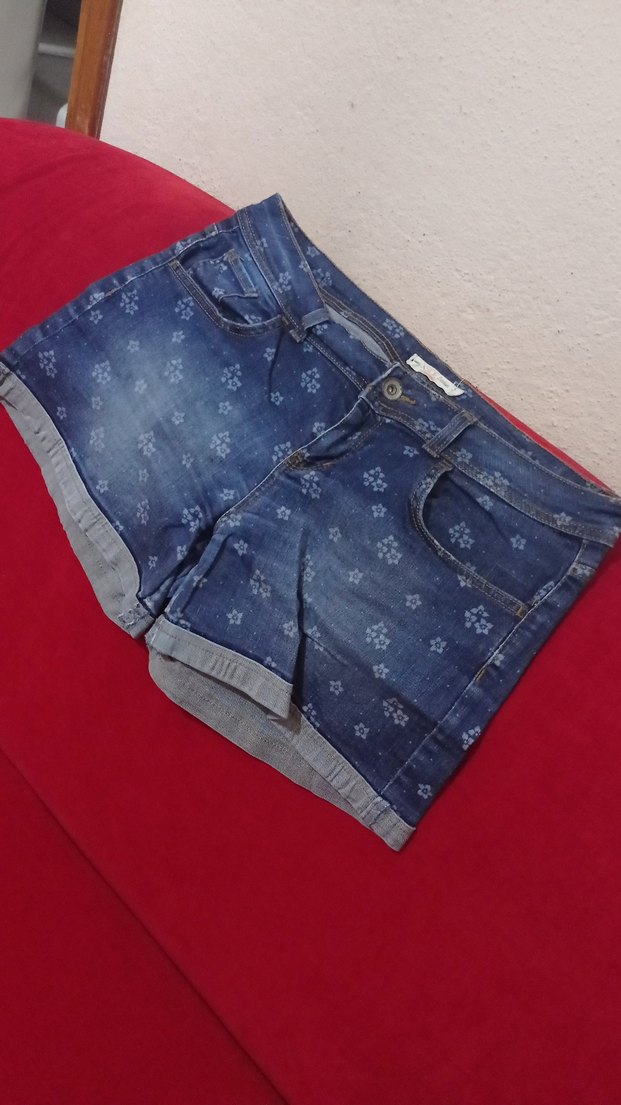 Düğmeli Çiçek Desenli Mini Jean Şort - Görsel 2