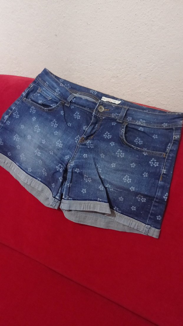 Düğmeli Çiçek Desenli Mini Jean Şort - Görsel 3