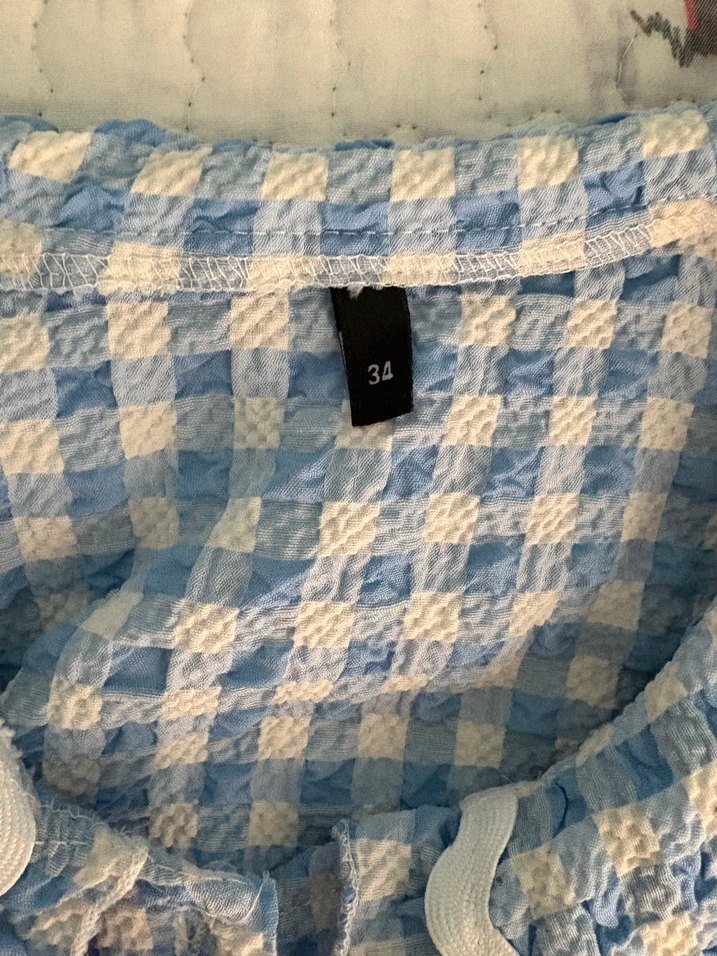 Düğmeli V Yaka Kolsuz Mini Bluz - Görsel 3