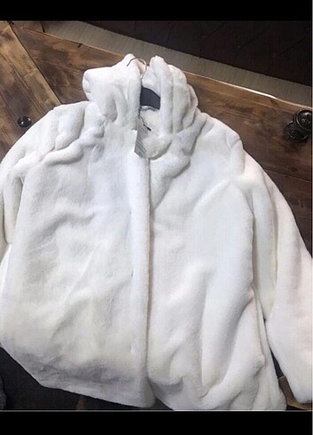 Beyaz kapsonlu peluş