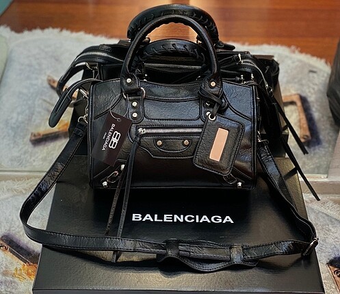 BALENCIAĞA