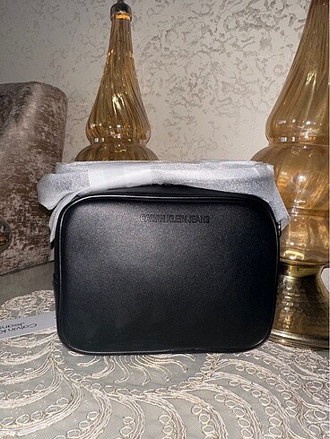  Beden Calvin klein askılı çanta