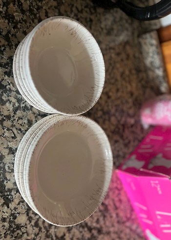 Beyaz ve Gri Desenli Yemek Kabı Seti