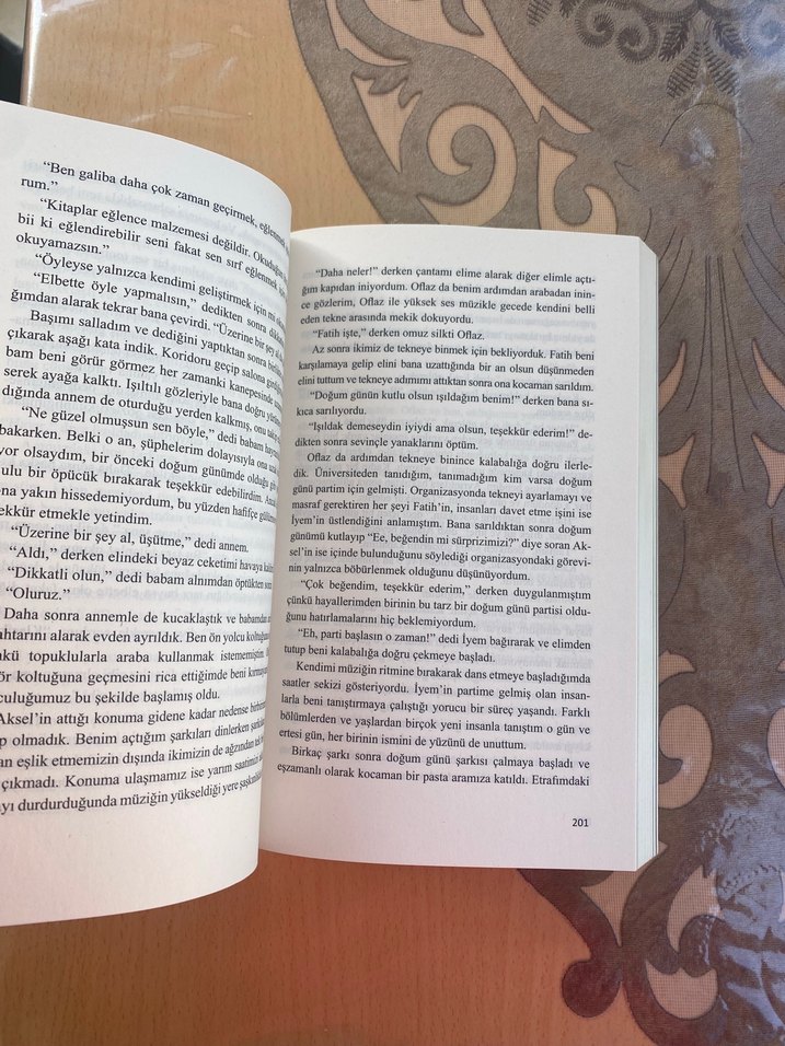 Zeynep Sey'den Kimse Gerçek Değil Romanı - Görsel 3