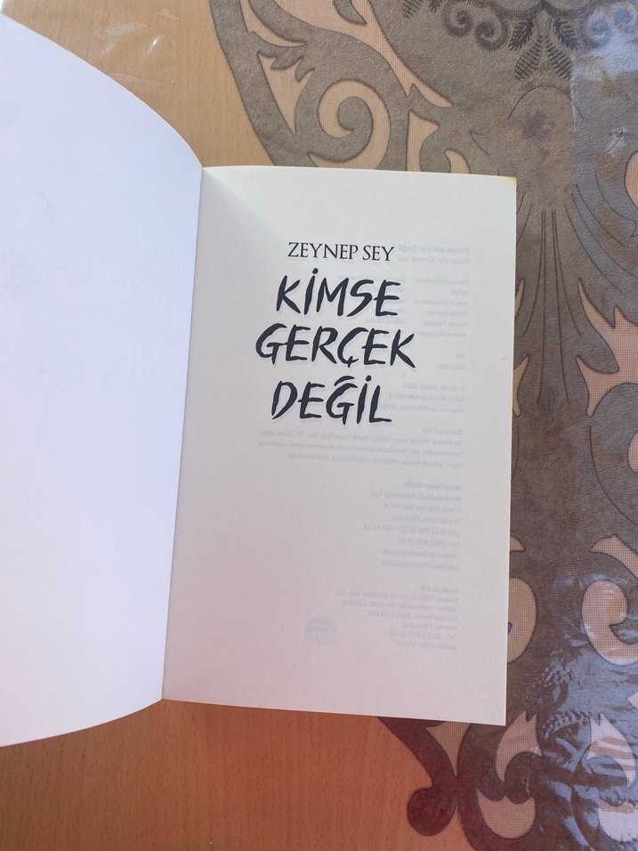 Zeynep Sey'den Kimse Gerçek Değil Romanı - Görsel 2