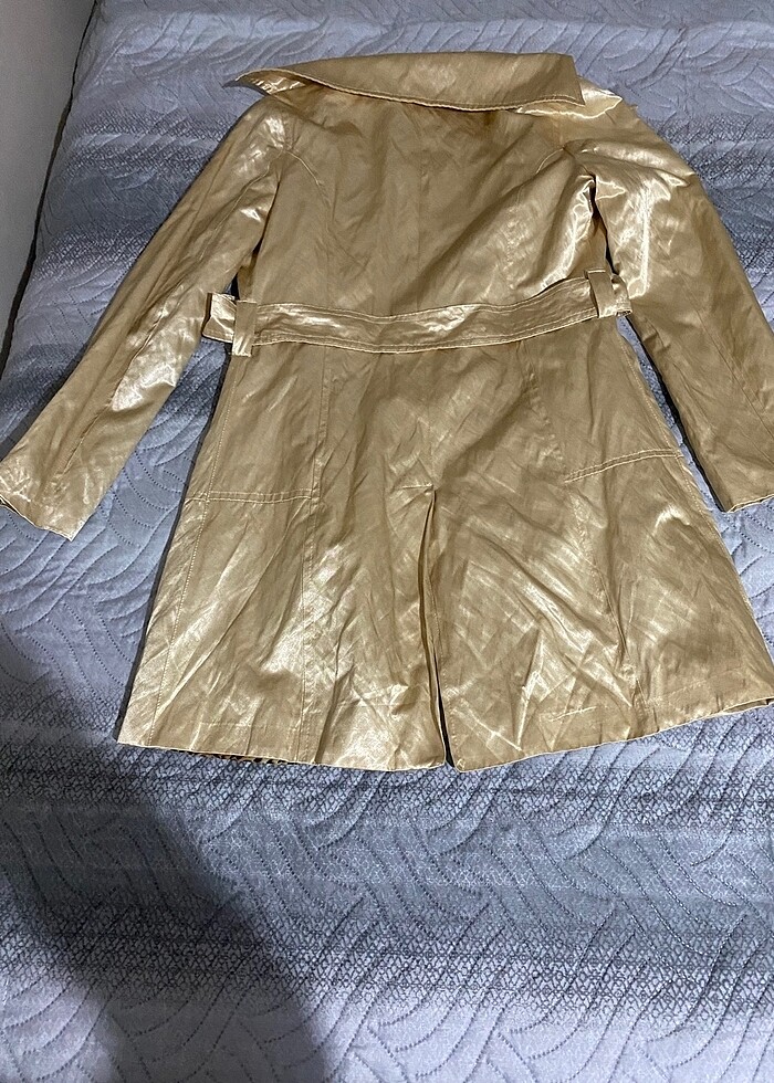 Altın sarısı trenchcoat - Görsel 2