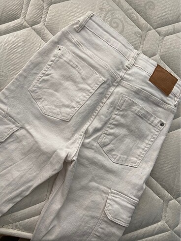34 Beden beyaz Renk BERSHKA KARGO PANTOLON