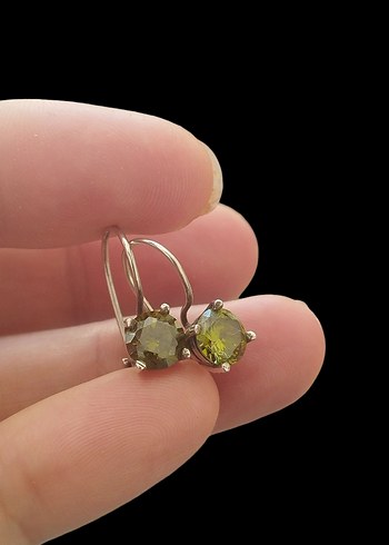 Beden 925 ayar gümüş peridot taşlı küpe