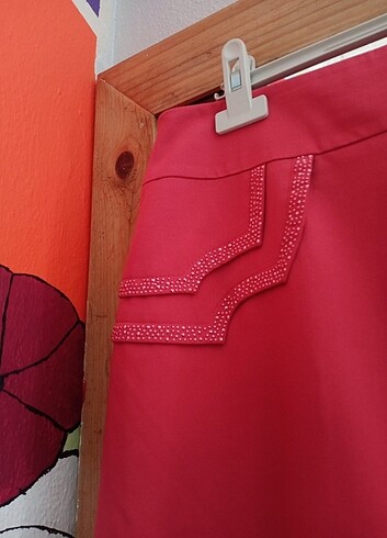 Pembe taşlı etek