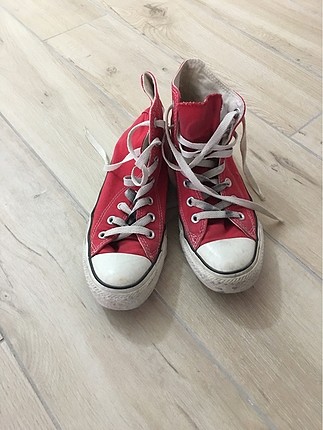 Kırmızı converse