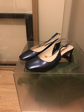 Zara Woman ayakkabı; alçak topuklu arkası açık, metalik mor 