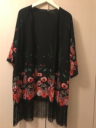 H&M Divided konseptine ait kimono, çiçek desenli ve alt kısmı pü