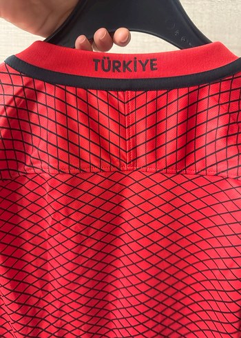m Beden Kırmızı V Yakalı Düğmeli Erkek türkiye forması