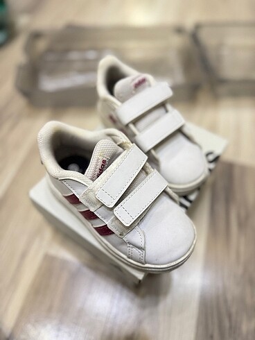 23 Beden beyaz Renk Adidas grand court cocuk spor ayakkabı