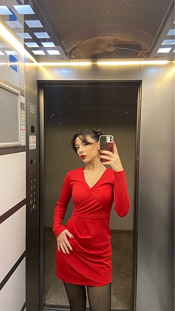 Kırmızı elbise