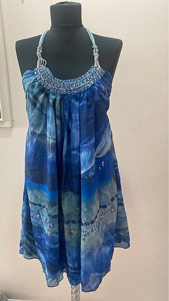 Batik yakası işlemeli elbise