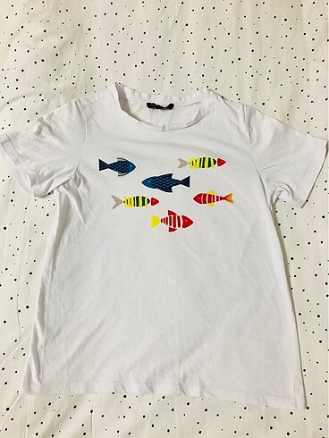 Beyaz balık desenli tişört