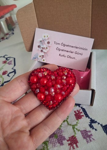 Kırmızı Boncuk İşlemeli Kalp Broş - Görsel 2