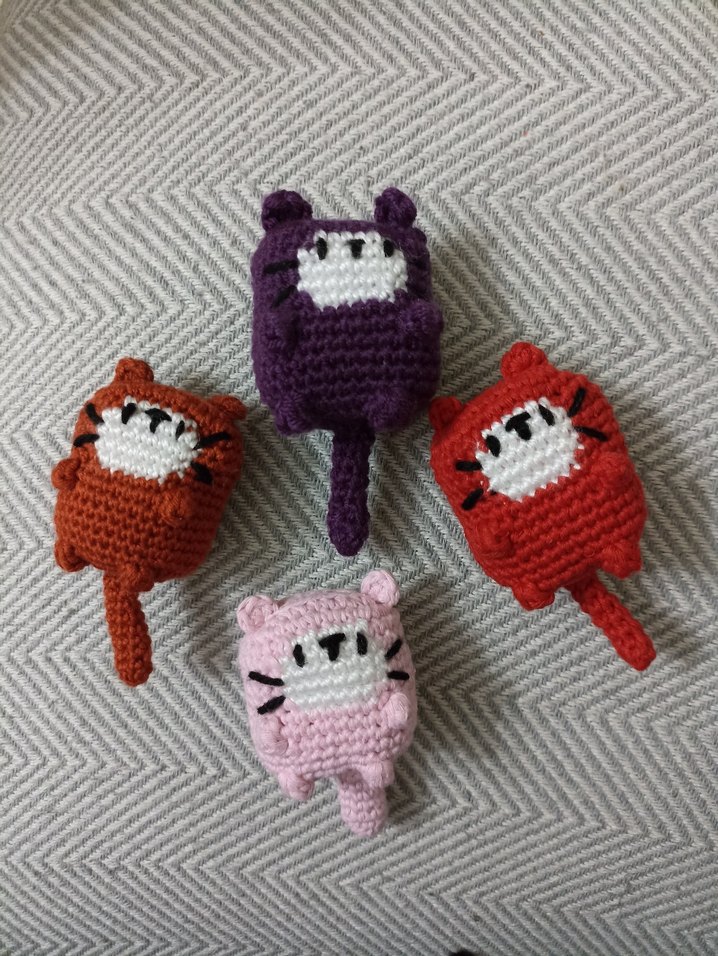 Renkli Örgü Kedi Anahtarlık  - Görsel 2