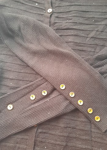 Uzun Siyah Düğmeli  Hırka - Görsel 3