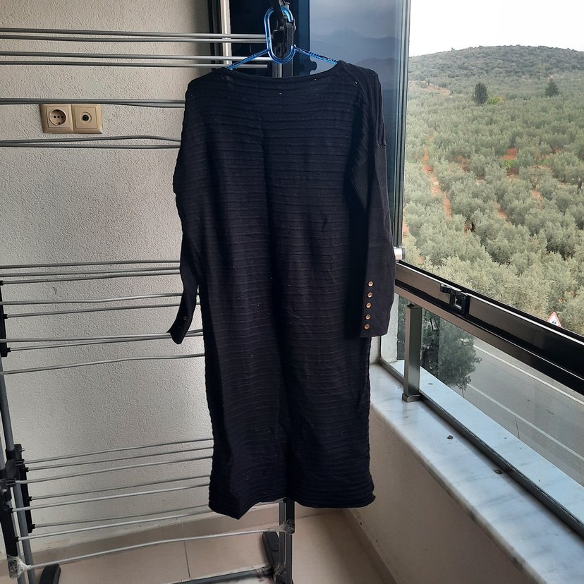 Uzun Siyah Düğmeli  Hırka - Görsel 2