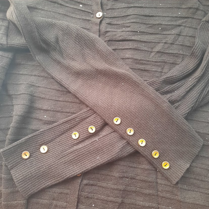 Uzun Siyah Düğmeli  Hırka - Görsel 3