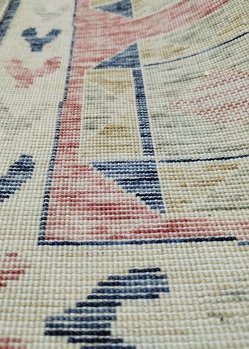 Çok Renkli Desenli Geleneksel Halı - Görsel 3