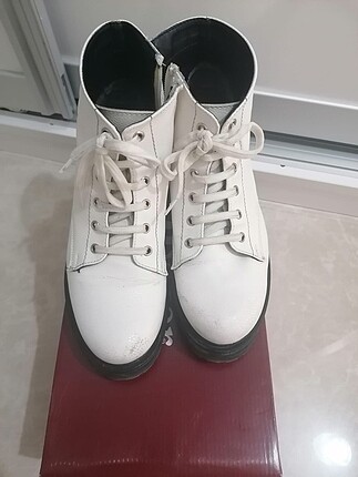 Flo Beyaz Kısa Bot