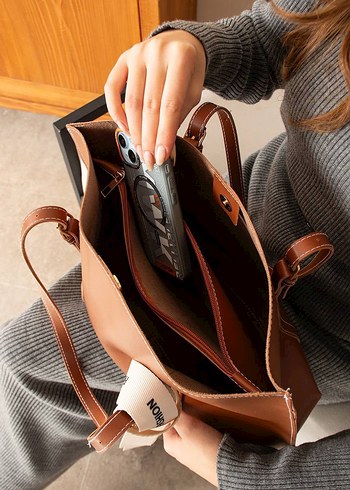 Kemer Detaylı Bej Deri Kadın Çanta - Görsel 2