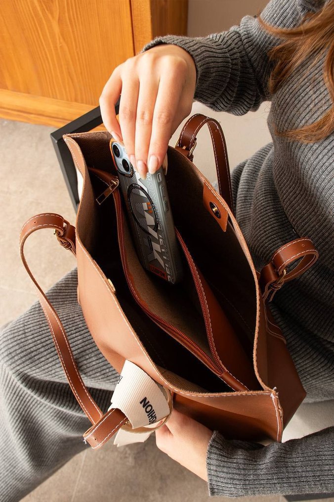 Kemer Detaylı Bej Deri Kadın Çanta - Görsel 2