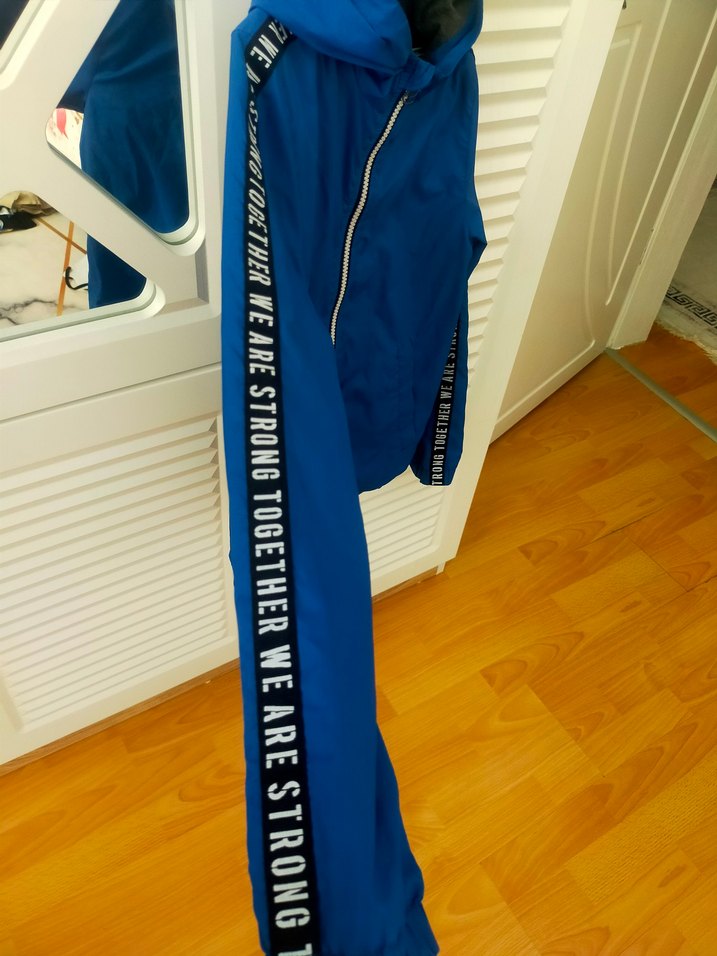 9/10 yaş Erkek Çocuk Mavi Kapüşonlu Fermuarlı yağmurluk - Görsel 4