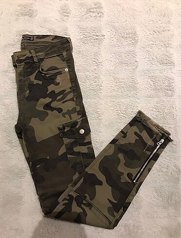 Bershka kamuflaj pantolon