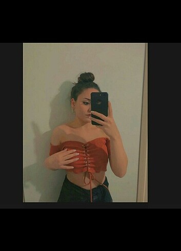 Kiremit bağcıklı omuz dekolteli crop 