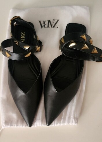 Zara Zara düz zımbalı sandalet