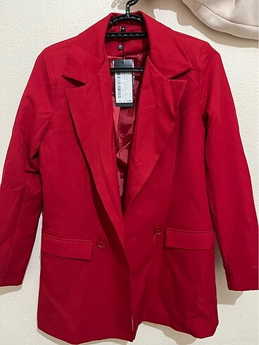 Kırmızı blazer etiketli ceket
