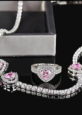 Pembe İşlemeli Pullu kolye