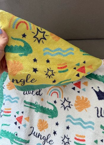 Kapüşonlu Renkli Baskılı Erkek Çocuk Bornozu - Görsel 4